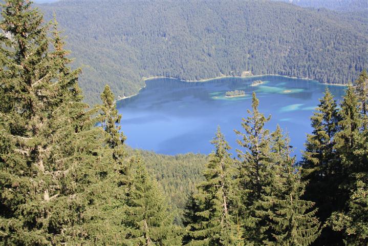 Von der Zahnradbahn zur Zugspitze blickt man auf den Eibsee